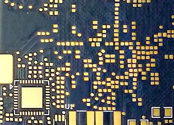 Deska ucpaná pryskyřicí